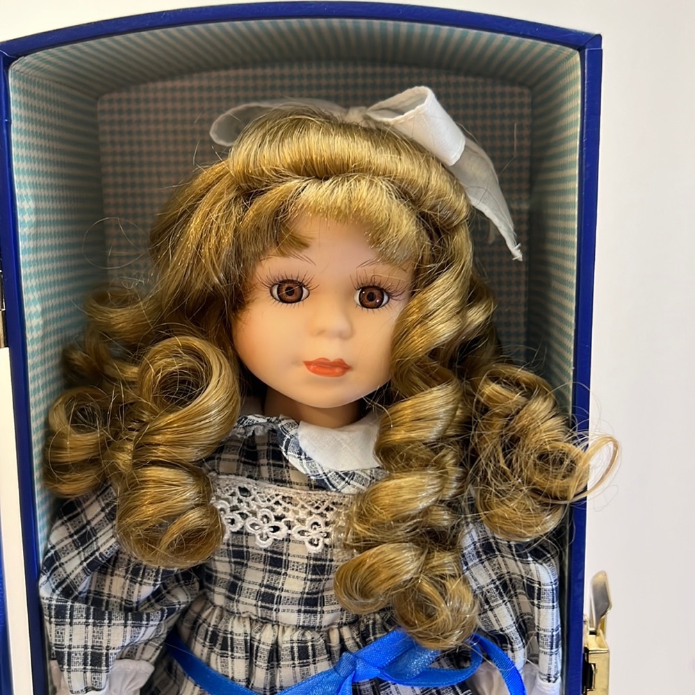 Lasting Impressions 12' Porcelain Doll in Carrying Wardrobe Case Blonde hair LN - Picture 2 of 16